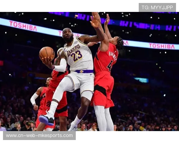湖人高位战术演练，詹姆斯篮下策应显示统治力