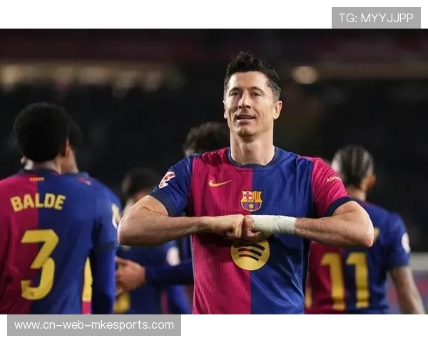 莱万禁区连续拿球背身制造混乱，巴萨前场节奏瞬间加快